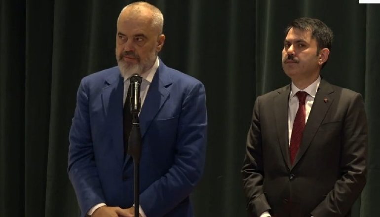 NDËRTIMI I 500 SHTËPIVE PËR TË PREKURIT NGA TËRMETI/ Rama pret ministrin turk: Banesa më të mira se të parat!