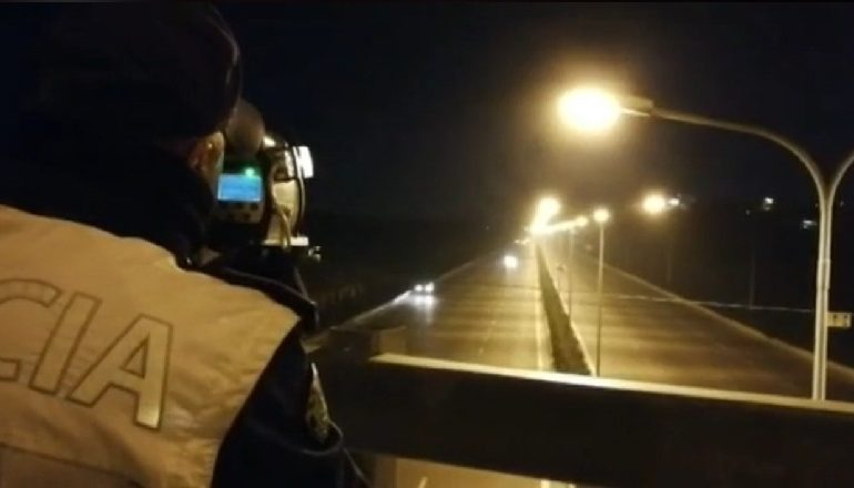 POLICIA “NË KËMBË GJATË FUNDJAVËS”/ Për 5 orë pezullon 17 patenta, lëviznin me 170 km/h (VIDEO)