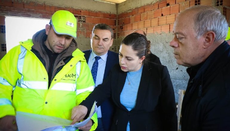 U DËMTUAN NGA TËRMETI I 21 SHTATORIT/ Xhaçka inspekton punimet për rindërtim: 233 familje së shpejti me strehë të re