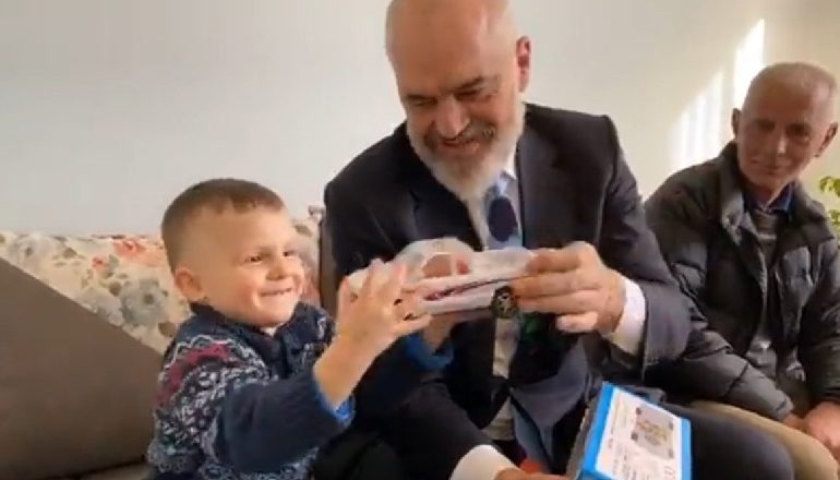 “WAAA KAMION…PO NUK PASKA BATERI”/ Batuta e vogëlushit me Ramën gjatës vizitës në shtëpinë e re pas tërmetit të 21 shtatorit