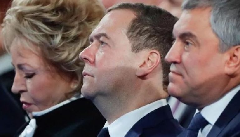 PAS TAKIMIT ME PUTIN/ Kryeministri Medvedev dhe qeveria japin dorëheqjen