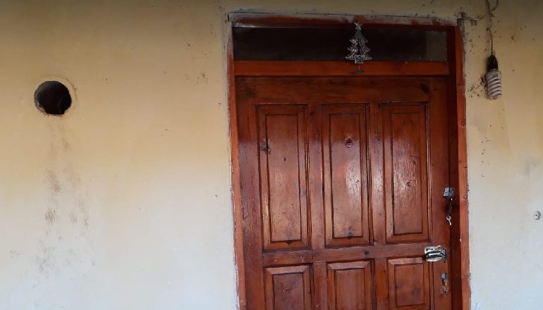 HAJDUTË “INTELIGJENTË”! Hyjnë për të vjedhur nga dera sikur të ishin të zotët e shtëpisë…dinin “sekretin” e çelësit (FOTO)