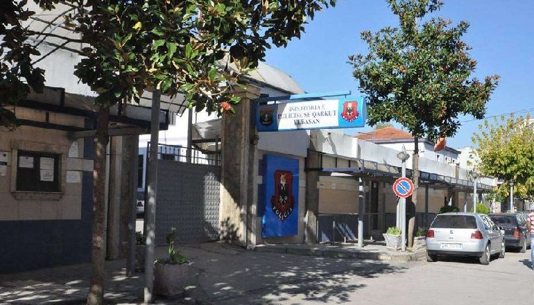 U DORËZUAN NË 2017/ 9 automatikë “harrohen” në zyrën e shefit të komisariatit të Elbasanit