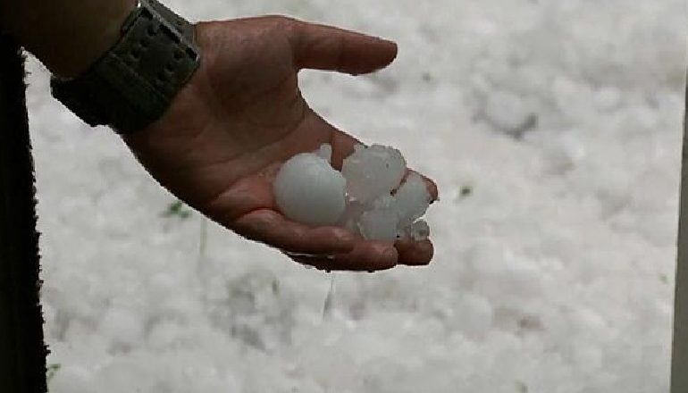 AUSTRALIA MES UJIT DHE ZJARRIT/ Përfshihet nga stuhia e breshërit, kokrra të mëdha sa një ‘top golfi’. Dëmtuan… (FOTO)