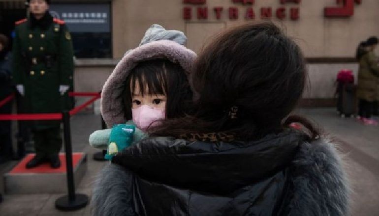 KORONAVIRUSI KINEZ/ Shkon në 26 numri i viktimave dhe zgjerohet numri i qyteteve në karantinë, raste të dyshuara në Europë