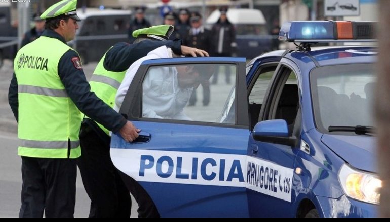 PATRULLA I VENDOSI GJOBË PËR SHKELJEN E KRYER/ U nxeh dhe goditi policin, arrestohet shoferi në Tiranë