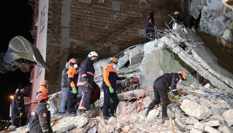 TËRMETI SHKATËRRIMTAR NË TURQI/ Thellohet bilanci, 22 të vdekur e 1030 të plagosur. Vazhdojnë kërkimet nën rrënoja