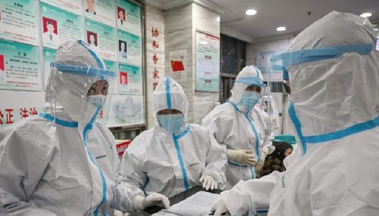 KORONAVIRUSI/ Mjekët-heronj në Kinë mes plagëve, krizës nervore dhe frikës: Jemi të rraskapitur