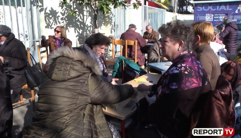 NJË DITË NË “SHTËPINË E GJYSHËRVE”/ Të vetëm nën shoqërinë e njëri-tjtrit. Rrëfimi i një mamie dhe një artisteje (VIDEO)
