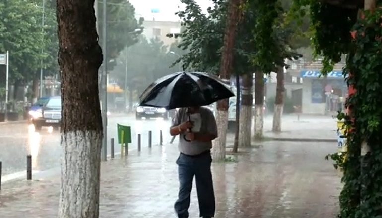 MOTI I KEQ NË KUKËS/ Shiu i rrëmbyeshëm lë pa energji Shishtavecin, Zapodin e Topojanin. Probleme edhe në qarkullim