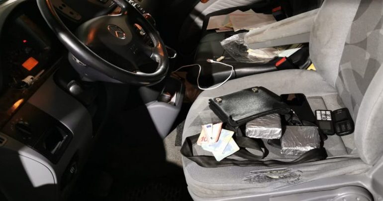 KISHTE FSHEHUR HEROINË NË ÇANTËN E DORËS/ Policia pikas 59-vjeçarin nga Berati, e prangos në kufi