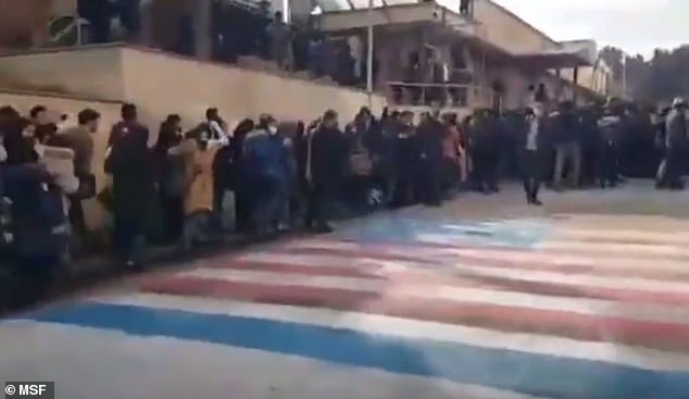 MOMENT I PABESUESHËM/ Studentët iranianë nuk pranojnë të shkelin flamujt e SHBA-së dhe Izraelit! (VIDEO)