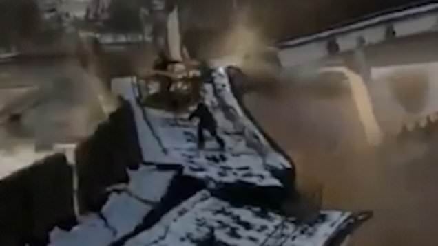 SHEMBET STADIUMI SI NË FILMA/ Tronditëse, humb jetën 29-vjeçari në Rusi (VIDEO)