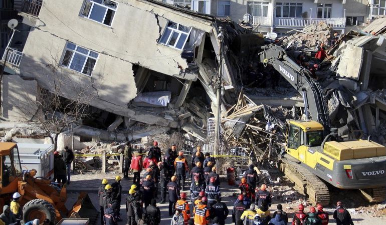 TËRMETI SHKATËRRUES NË TURQI/ Dëgjohen zëra nën rrënoja, vazhdojnë operacionet e kërkim-shpëtimit