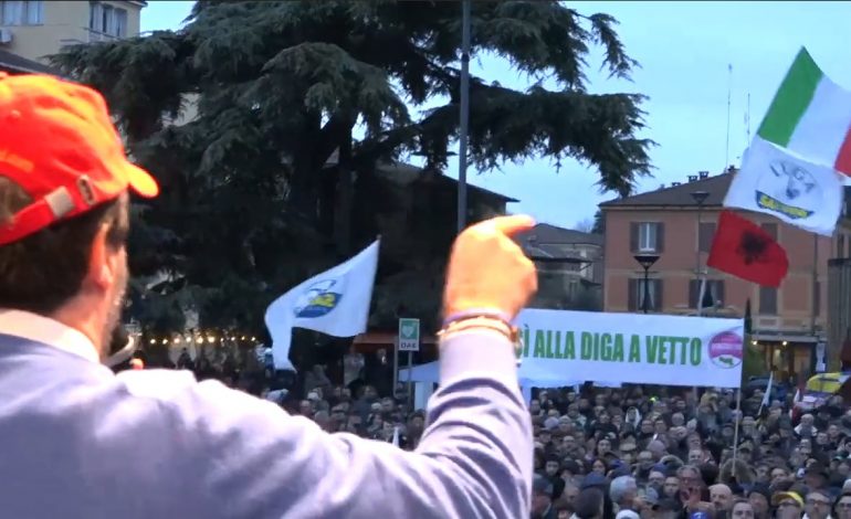 FLAMURI SHQIPTAR NË MITINGUN E TIJ/ Salvini: Shqiptarët me dokumente janë vëllezërit dhe motrat e mi