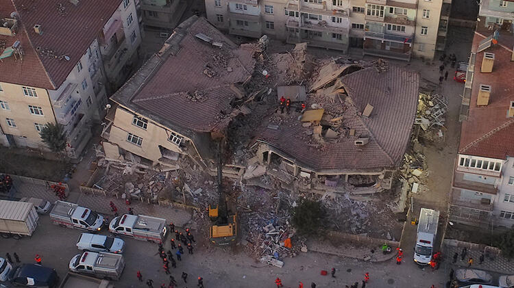 TËRMETI SHKATËRRIMTAR NË TURQI/ Thellohet bilanci, 20 të vdekur e 1015 të plagosur. Vazhdojnë kërkimet nën rrënoja (VIDEO)
