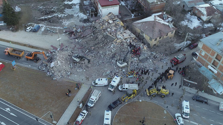 PAMJE TRAGJIKE/ Çfarë la pas tërmeti 6.8 rihter në Turqi (FOTO+VIDEO)