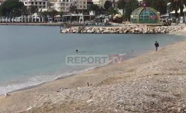 SFIDË ME TË FTOHTIN/ Gruaja nga Saranda noton në det, djali i vogël e shikon nga bregu (VIDEO)