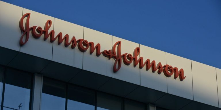 GRUPI FARMACEUTIK “JOHNSON&JOHNSON” NË SHBA/ Dënohet me 344 milionë dollarë për reklama mashtruese