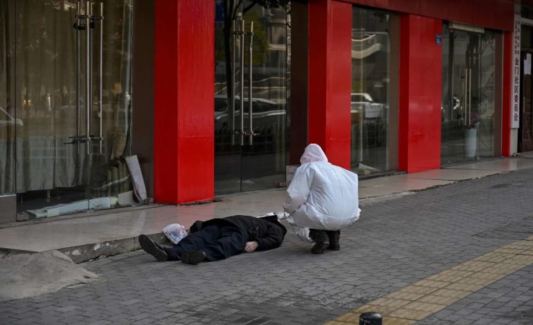 KORONAVIRUSI KINEZ/ Momenti kur gjendet një burrë i vdekur në rrugët e qytetit Wuhan (FOTO)