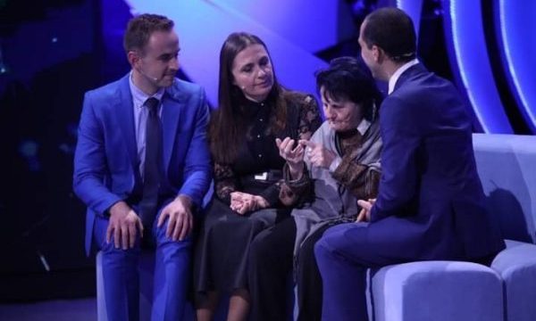 U NJOHËN GJATË TËRMETIT/ Gazetarët kanë një kërkesë për pjesëtaren e fundit të familjes Popa (FOTO)