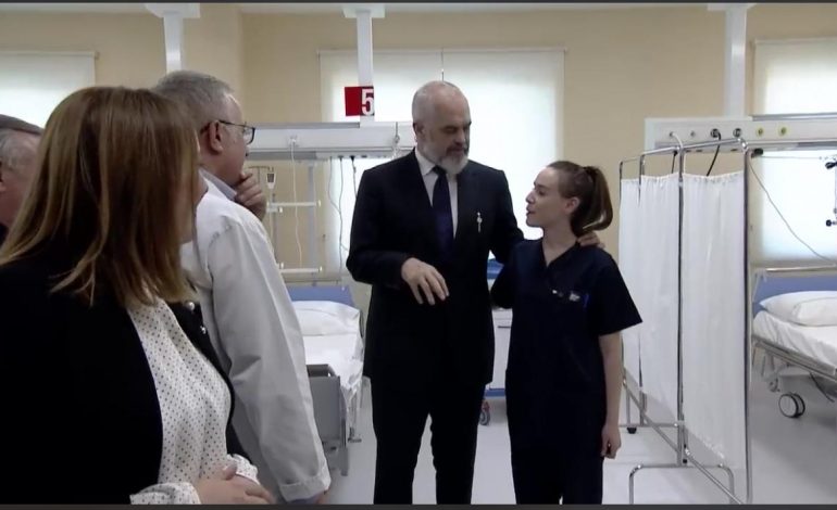 “KUSH KA SY TË SHIKOJË…”/ Replikat e Ramës me qytetarët: Doktorët nuk janë kriminelë. Për detyrë e kishte dhe… (FOTO)