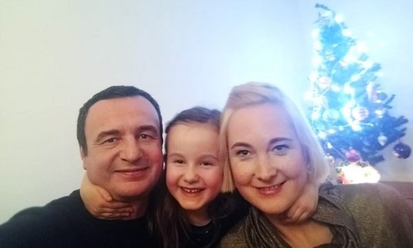 FOTO E VITIT/ Albin Kurti thyen rekord me “LIKE” në fotografinë me gruan dhe vajzën