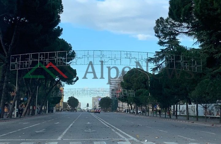 E DIELA NË TIRANË/ Moti i keq dhe ERA boshatisin rrugët e kryeqytetit (FOTO+VIDEO)