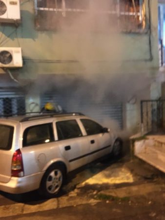U PËRFSHI NGA FLAKA NË PARKIM/ Digjet makina në Tiranë. Zjarri shkaktohet… (FOTO)