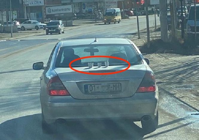 FOTOLAJM/ Shqiptari që “thyen” ligjet e fizikës, drejton makinën me kafe mbi bagazh