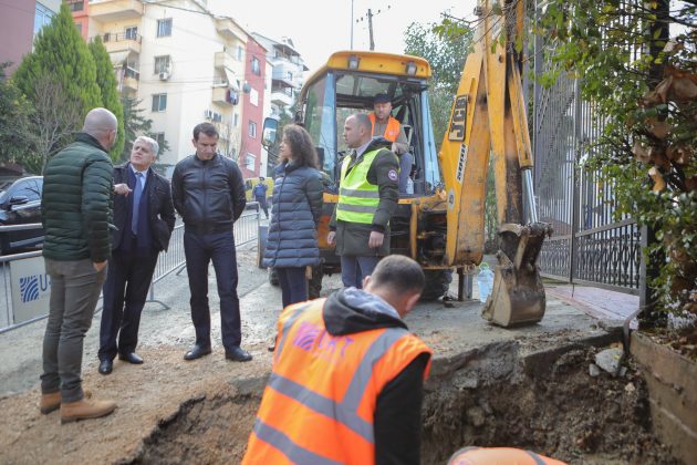 NIS HEQJA E DEPOZITAVE/ Furnizim 24 orë me ujë të pijshëm për 130 pallate në Njësinë 13