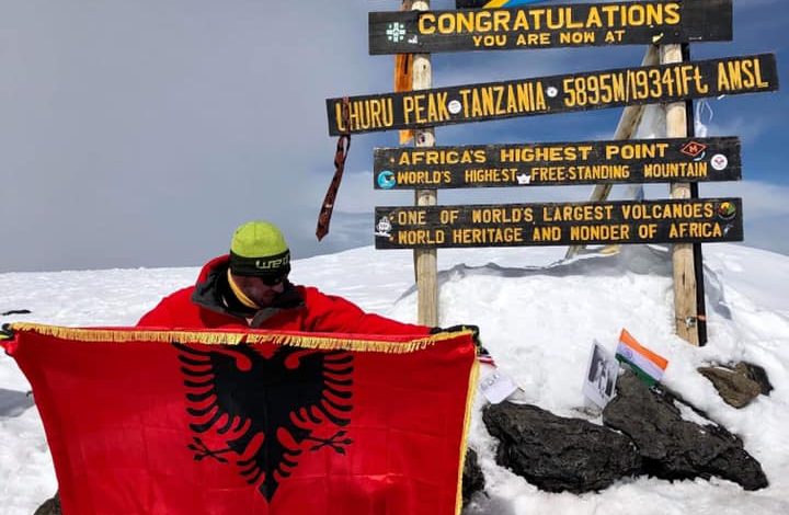 FOTOLAJM/ Alpinisti shqiptar ngjitet në majën më të lartë të Afrikës dhe pozon me flamurin shqiptar