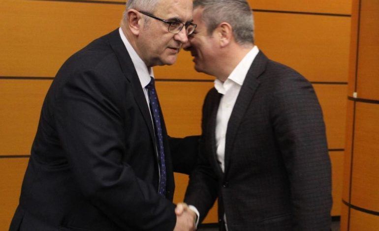 “JAPIM NJË KONTRIBUT TË MADH OPOZITËS”/ Petrit Vasili “ndryshon” mendim për Gjiknurin pas marrëveshjes: Koleg i vyer