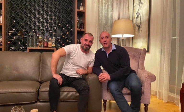 FOTOLAJM/ Ramush Haradinaj, duke marrë këshilla nga një personalitet i medias në Shqipëri