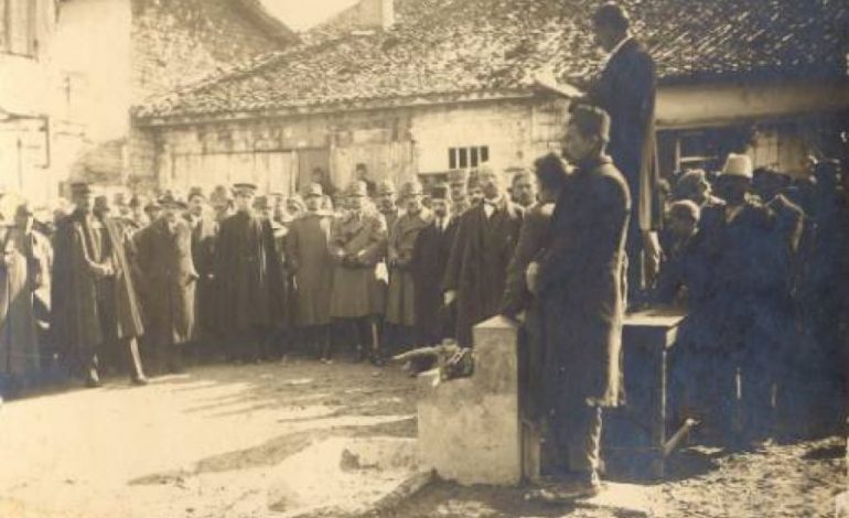 I SHOQËRUAR NGA TRE DJEMTË E TIJ/ Kur Ismail Qemali përcillej në banesën e fundit
