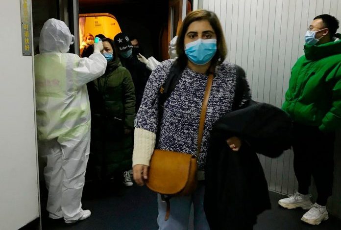 BLEN MASKË KUNDRA VIRUSIT/ Gruaja nga Italia zbulon se ishte prodhuar në Wuhan