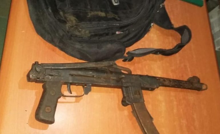 ME AUTOMATIK NË MAKINË/ I riu ia mbath sapo sheh policinë. Parandalohet ngjarja e rëndë në Kuçovë