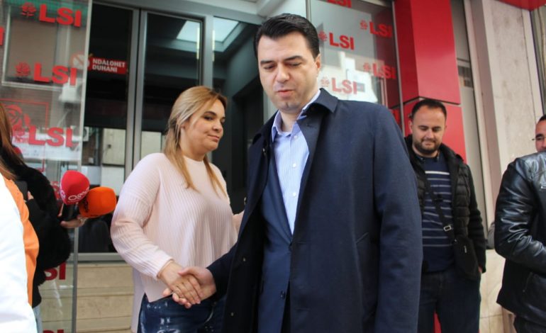 “NUK ULEMI NË TRYEZË ME RAMËN KRYEMINISTËR”/ Si i “TRADHËTUAN” Basha dhe Kryemadhi “MILITANTËT” e tyre, që vinin në protesta