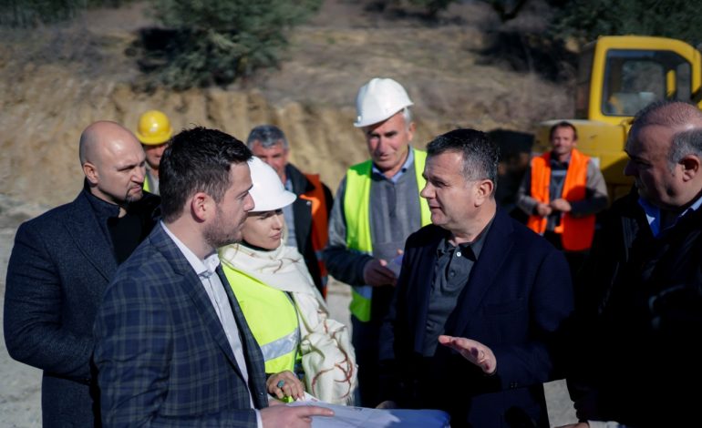 INVESTIME NË INFRASTRUKTURË/ Balla inspekton punimet e rrugës që lidh Cërrikun me Belshin: I shërben 15 mijë banorëve