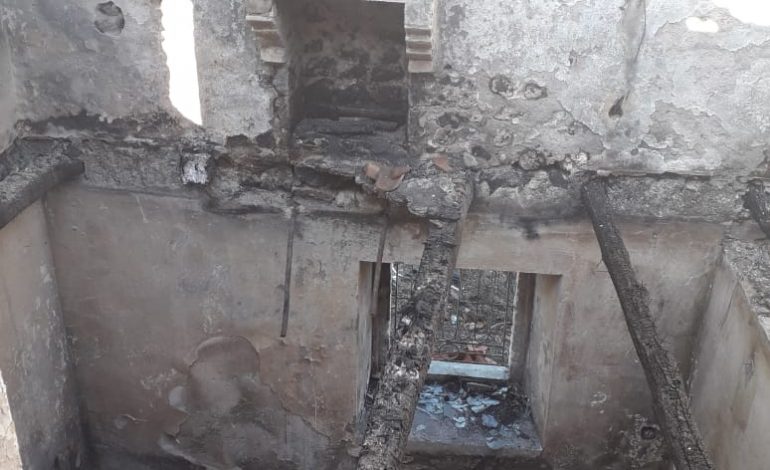 DIGJET BANESA NË VAUN E DEJËS/ 6 pjestarët e familjes mbesin në qiell të hapur. Shak i zjarrit ka qenë… (VIDEO)