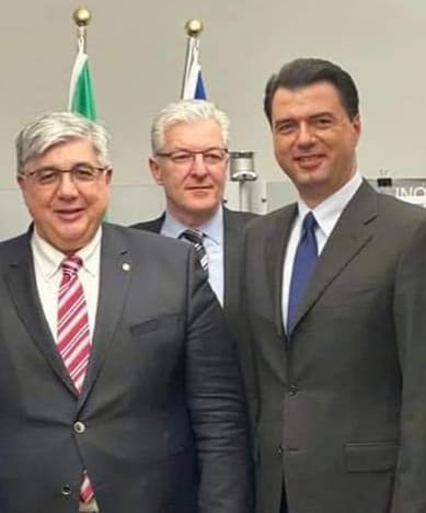 “DJEGIA E MANDATEVE, PROTESTA…”/ Si u kthye Basha ngjyrë “ÇOKOLLATE”, pas pushimeve të gjata në… (FOTO)