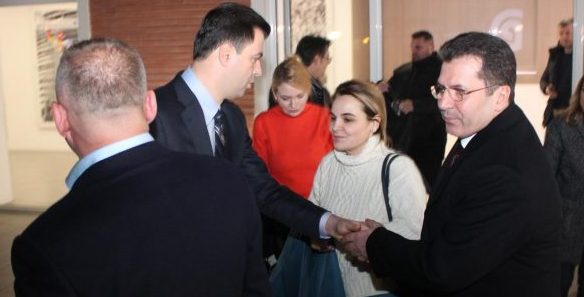 BASHA MBLEDH ALEATËT NË SELINË BLU/ Kryemadhi nuk shkon, “dërgon” Petrit Vasilin