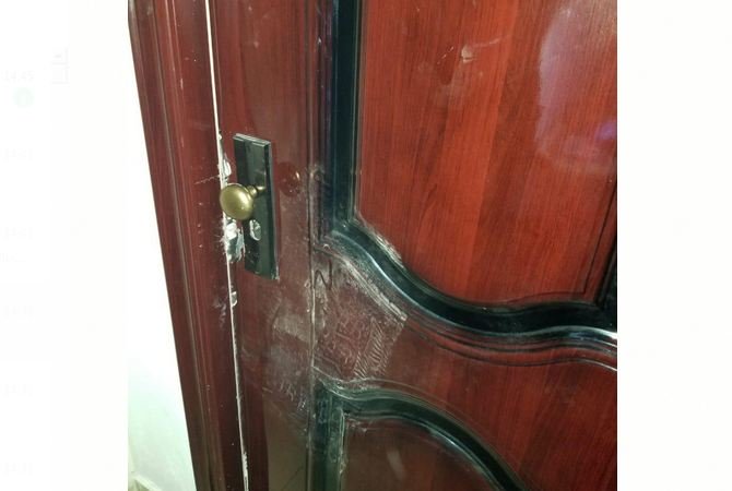 EDHE KJO NË DURRËS/ Hajdutët shqyejnë dyert dhe grabisin pallatin e dëmtuar nga tërmeti (FOTO)
