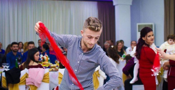 NDËRROI JETË PASI POROSITI KAFENË/ Miqtë dedikime prekëse ndaj 24 vjeçarit: Mbrëmë dëfryem, sot na preve krahët (FOTO)