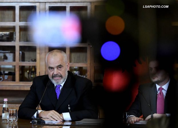 “ADMINISTRATA NË KËMBË PËR QYTETARIN”/ Rama: Pa ryshfete, zero lekë për dëshmitë e penalitetit
