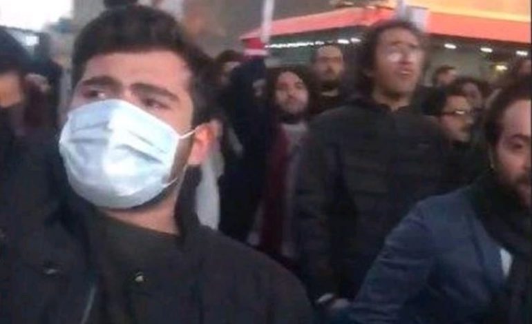 THIRRJE “VDEKJE E DIKTATORIT”/ Shpërthejnë protestat në Iran pas rënies së avionit nga Ukraina (VIDEO)