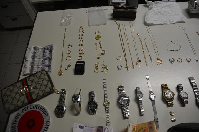 “BËNIN KËRDINË ME VJEDHJE”/ Policia italiane arreston 3 shqiptarët (FOTO)