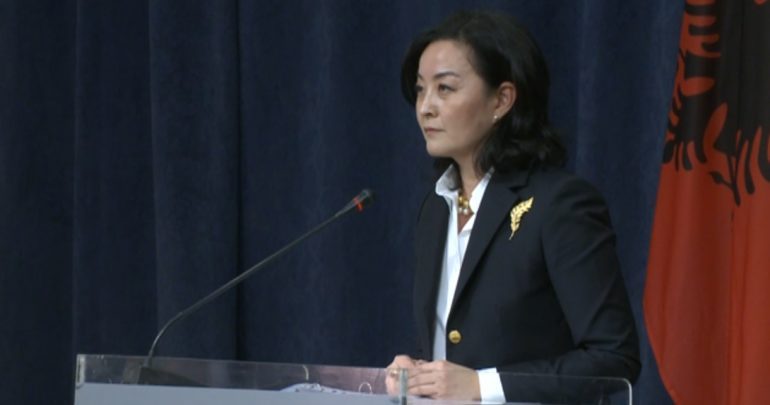 “KRAH PËR KRAH ME JU”/ Yuri Kim: Fryma e Skënderbeut dhe George Washington janë këtu, duhet ta mbani gjallë