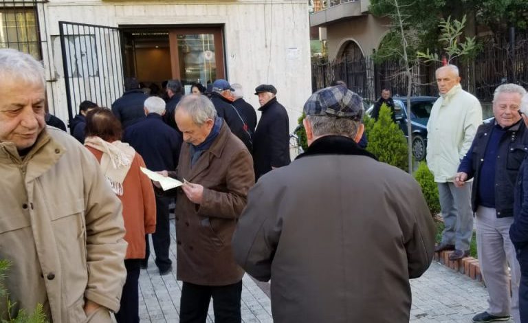 SHPËRBLIMET E VITIT TË RI/ Të moshuarit në pritje për të marrë pensionet (FOTO)