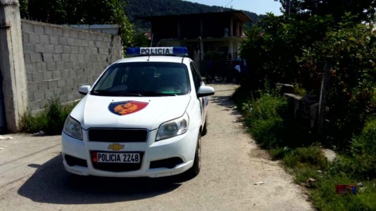 E RËNDË NË KUÇOVË/ Gjendet i pajetë në banesën e tij 67-vjeçari, ja dyshimet e para të policisë